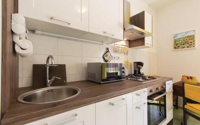 Garden apartment with terrace and grill