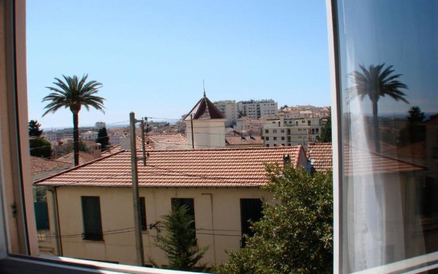 Stunning views from this lovely one bedroom apartment in Cannes only a short walk from the Palais 479
