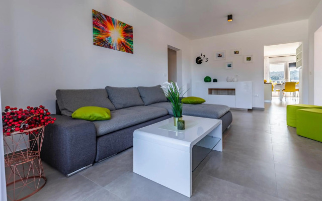 Holiday House emjalemi