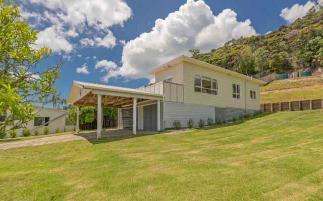 Sun Seeker Bach - Ferry Landing Holiday Home