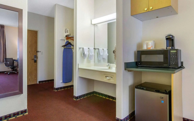 Quality Inn & Suites Lakewood - Denver Southwest