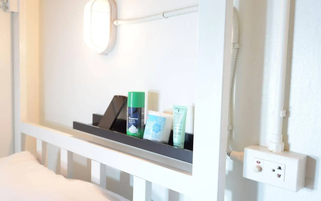 Lit Up Hostel & Gallery