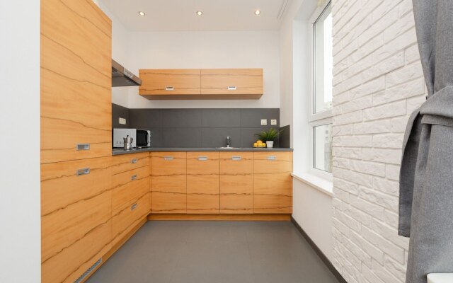 Spacious Studio & Parking by Renters