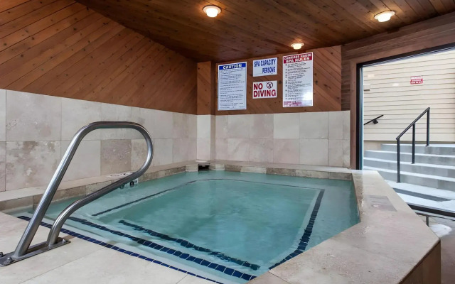 Carriage House Condominiums by All Seasons Resort Lodging