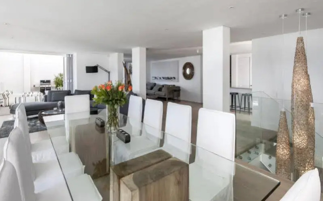 Sandpiper House: Stunning Ocean Views, Heated Pool & Large Garden