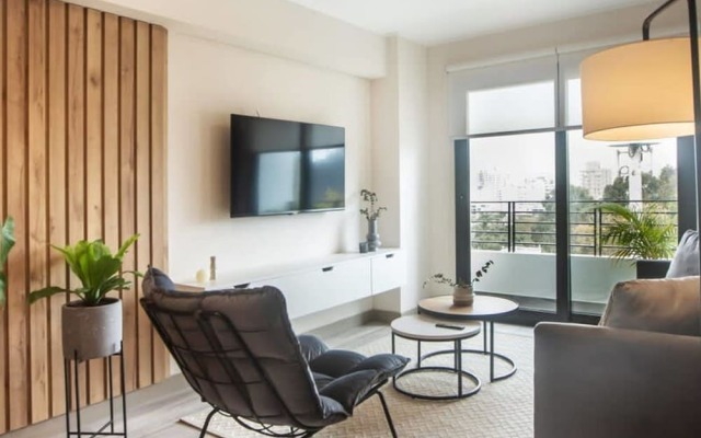 w Modern 1BR With Balcony in San Isidro
