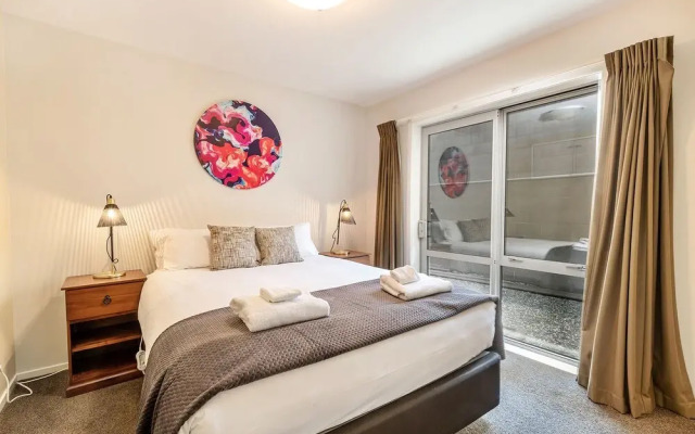 Lake View Greenstone Apartment east