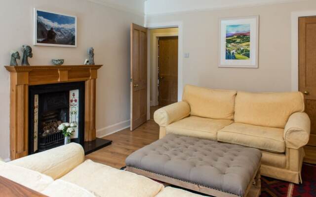 Luxury Escape with Garden and Parking