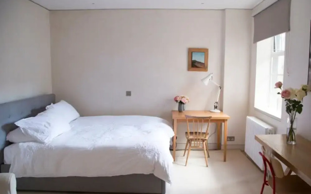 Light and Functional Flat in Chelsea/by Kings Road