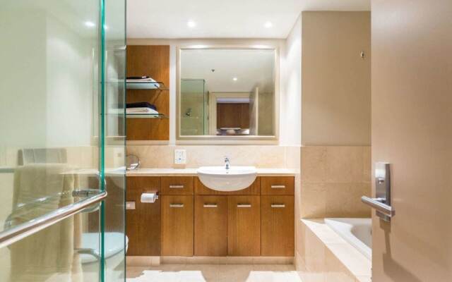 Stylish Central City Apartment With  Pool & Gym