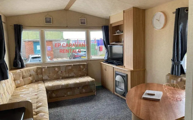 Lovely 3-bed Caravan in Towyn
