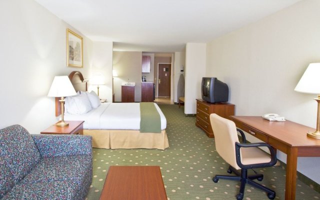 Holiday Inn Express Hotel and Suites Live Oak