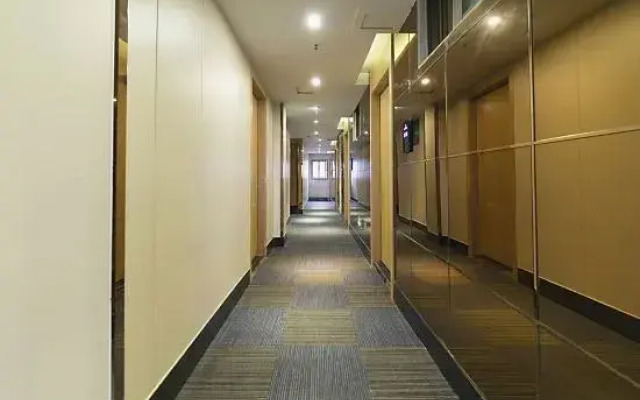 Yayue Hotel (Nanjing East Road Pedestrian Street)