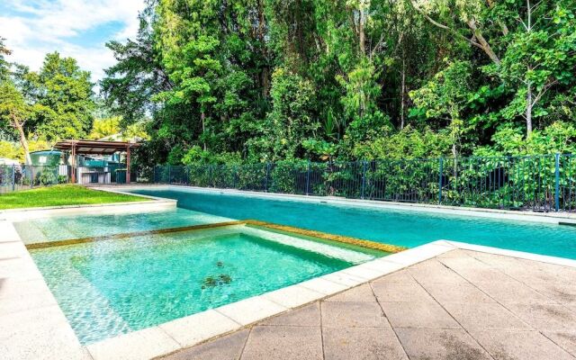 Blue Lagoon Villa A in Trinity Beach