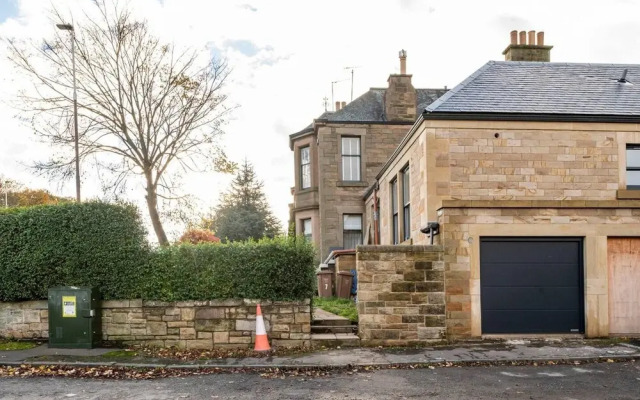 Stunning 5 Bedroom Large Apartment With Parking