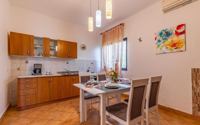 Stunning Home in Liznjan With Wifi and 2 Bedrooms