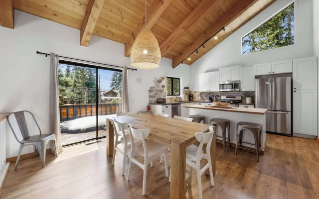 Bright & Modern Cabin Luxury Home in Carnelian Bay!