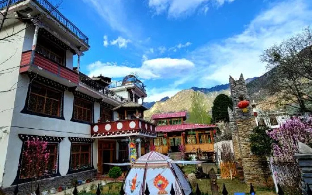 Yihezangjia – Outside – Danba