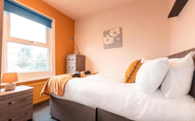 6 bed Residential home with Parking