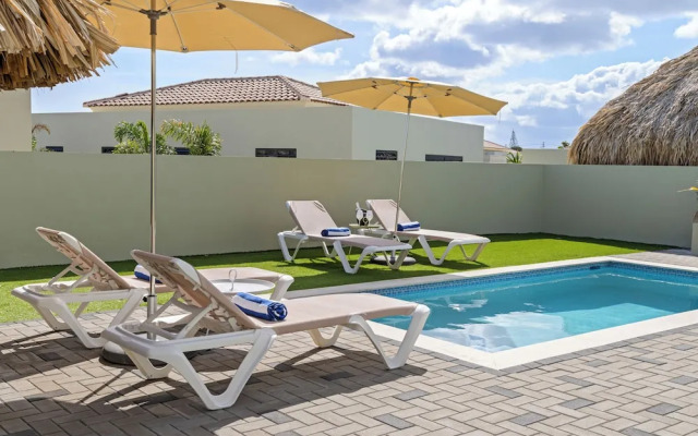Villa pura vida with pool at mambo beach