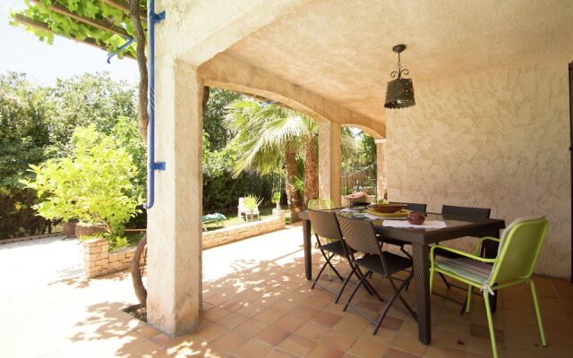 Apartment In A Villa With Shared Pool In La Ciotat, 5 Min From The Beach