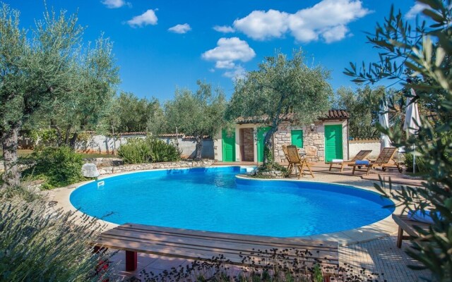Quaint Holiday Home With Swimming Pool in Kaštelir