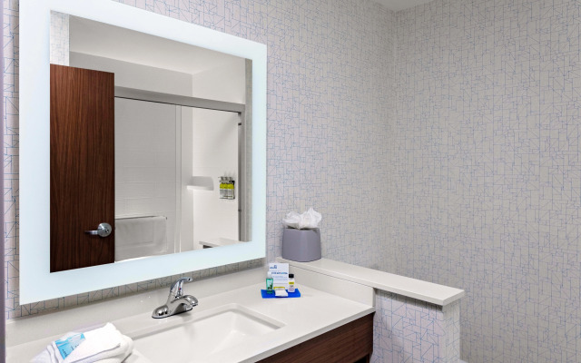 Holiday Inn Express & Suites Madison by IHG