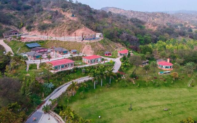 StayVista at Brickwood Hill with Outdoor Infinity Pool & Jacuzzi