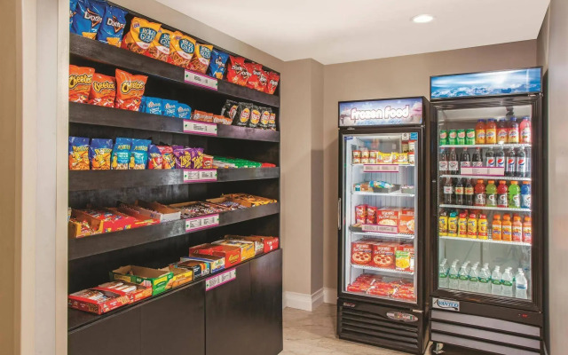 La Quinta Inn & Suites Far Rockaway - JFK Airport