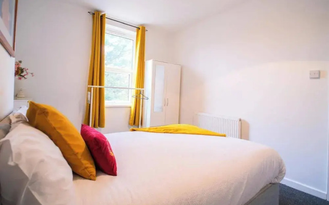 4 Bed House Sleeps 7-free Parking- Contractors