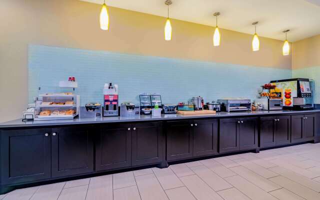 La Quinta Inn & Suites by Wyndham DFW Airport West - Bedford