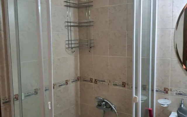 Homey 1-bed condo, fastest internet, free parking