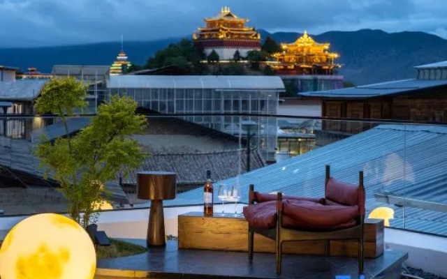 Shangri La Meets·Never Late, Silvery Moonlight | Slow City Oxygen Supply Designer Homestay – Outside – Shangri-La