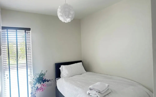 4 Bed House - Sleeps 8 - Pets - Parking - Wifi