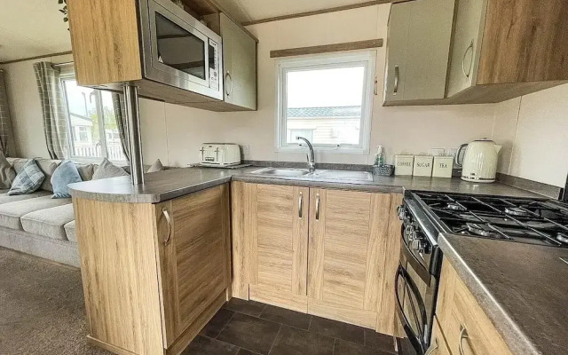 Caravansleeps6-hottub-garden-waterwonderland
