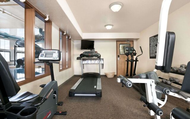 Super 8 By Wyndham High Level Ab