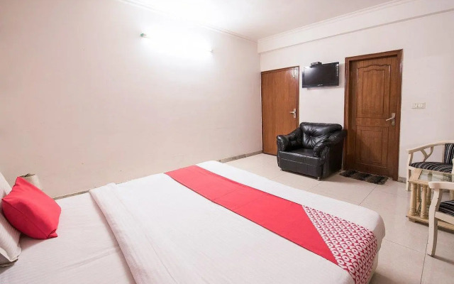 OYO 695 Hotel Silver Leaf