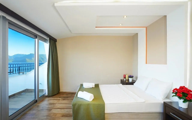 Aurasia SeaSide Hotel