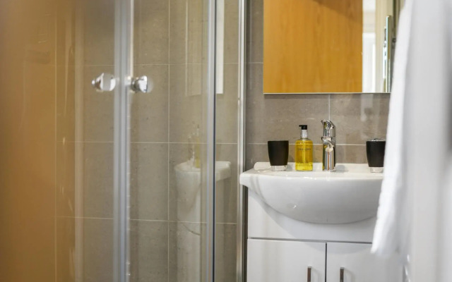 London Heathrow Living Serviced Apartments- Apt 12