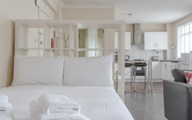 Bright Spacious Studio in Fantastic Location