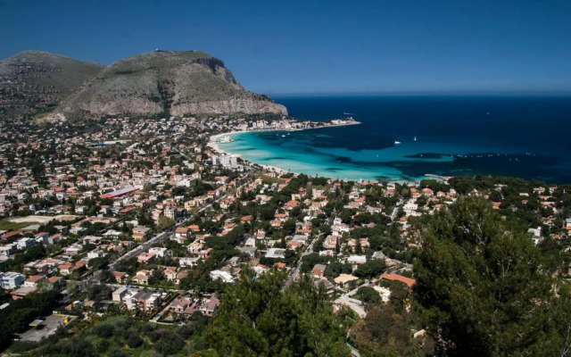 Travellers Photo Home