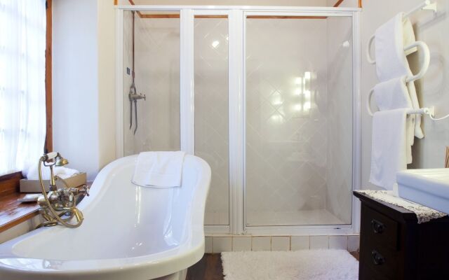 Rickety Bridge Manor House