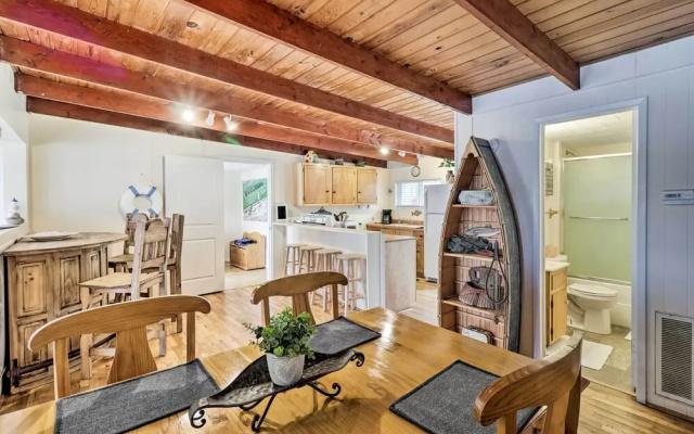 Riverfront Deck + Fire Pit: Hot Springs Retreat!