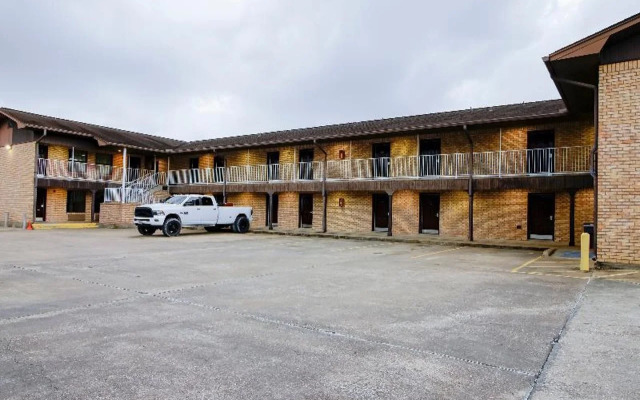 OYO Pinewood Inn & Suites Silsbee