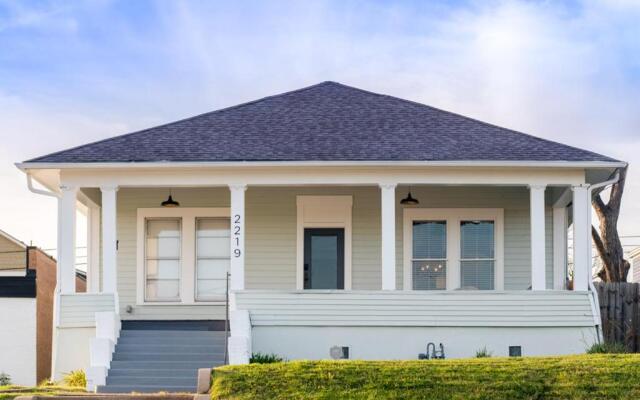 Restored 1930s Uptown Bungalow 2 min. to Magnolia