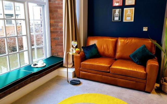 Cocoa Lily - River fronted studio with secure parking