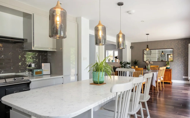 Stunning 5 Bed in the Centre of Bourton