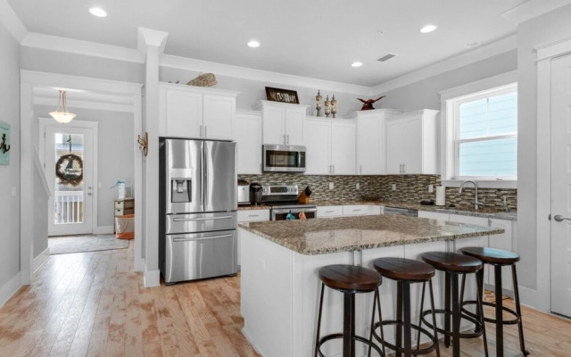 Daydream Beach 4 Bedroom Home by RedAwning