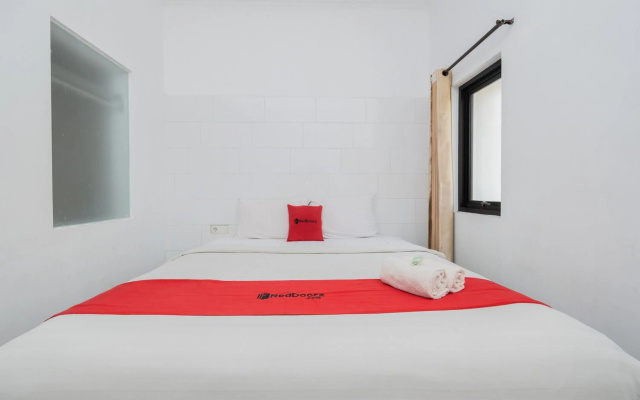 RedDoorz near Jawa Timur Park 3 – Guest Rooms – Batu