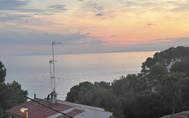 Your Retro Beach Front Hideaway in Salou
